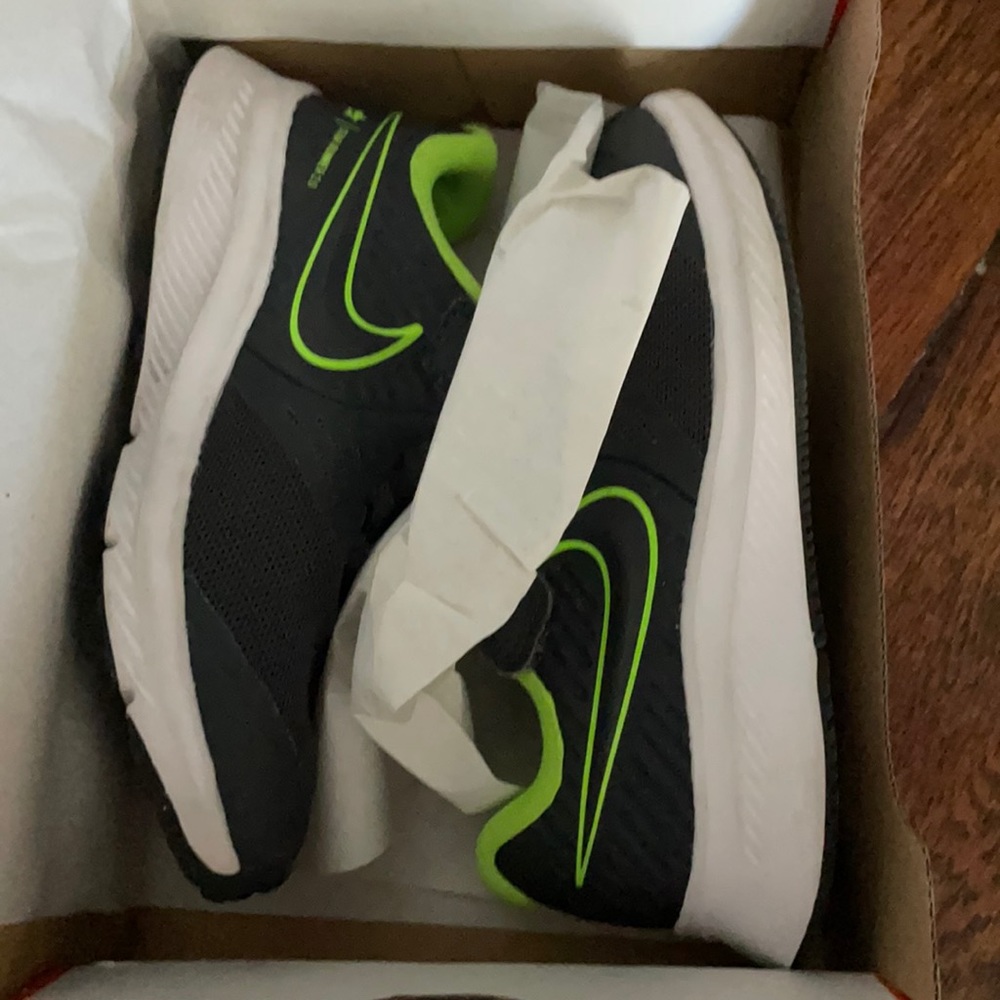 Toddler boy’s Nike shoes, size 11